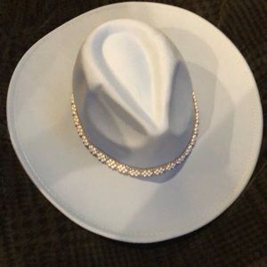 Fashion Nova light blue os hat with white beads that you can wear on or off hat